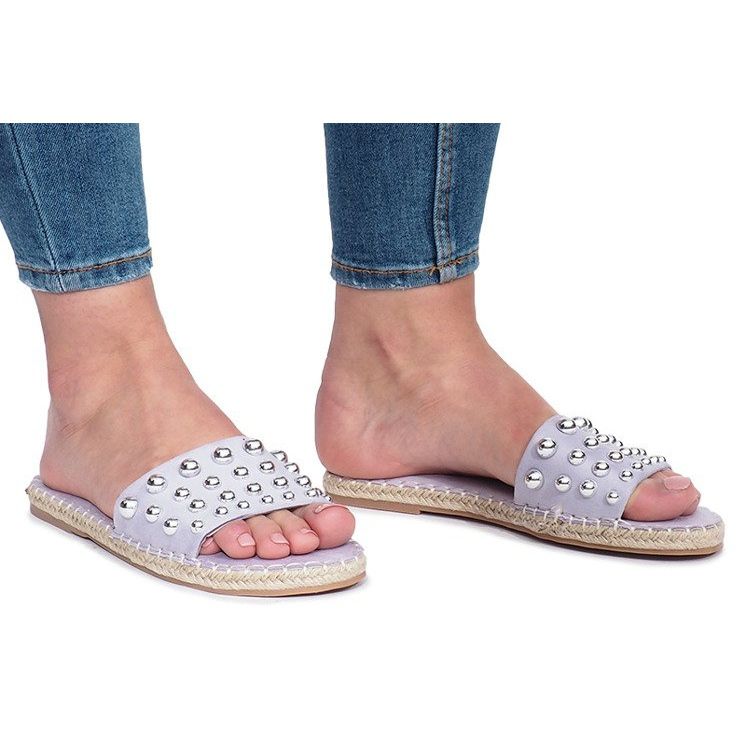Chaussons violets avec clous Mocate 1