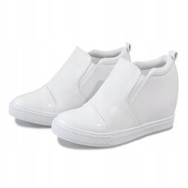 Baskets blanches sur le coin DD409-2 2