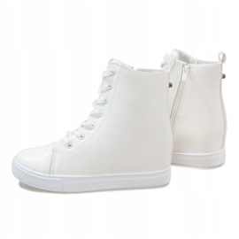 Baskets blanches sur le coin DD476-2 1