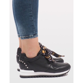 Baskets de sport noires sur le coin G-124 2