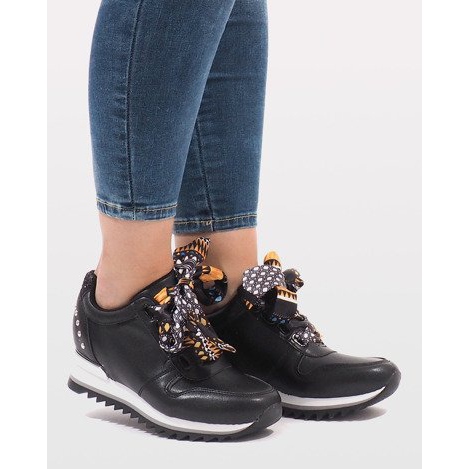 Baskets de sport noires sur le coin G-124 1