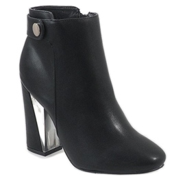 Bottines noires sur le poteau MJ1515 1