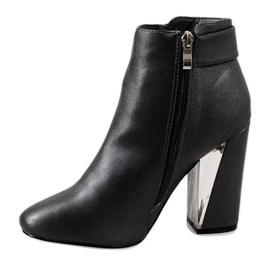 Bottes grises sur le poteau MJ1515 1 Bottes grises sur le poteau MJ1515 1