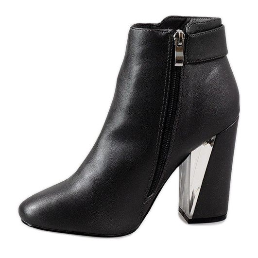 Bottes grises sur le poteau MJ1515 1 Bottes grises sur le poteau MJ1515 1