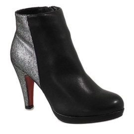 Bottes noires sur un talon haut 16-92 1