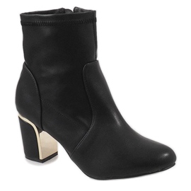 Bottes noires sur le poteau MJ1509 1