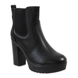 Bottes noires sur un poteau A89606 1