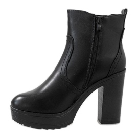 Bottes noires sur un poteau A89606 le noir 2