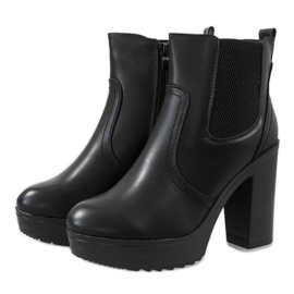 Bottes noires sur un poteau A89606 le noir 3