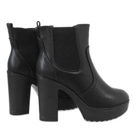 Bottes noires sur un poteau A89606 le noir 4