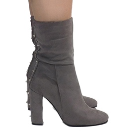 Bottines en daim gris sur le poteau YA-2726 1
