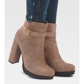 Bottes roses sur le poteau J-8682 1 Bottes roses sur le poteau J-8682 1