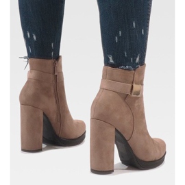 Bottes roses sur le poteau J-8682 2 Bottes roses sur le poteau J-8682 2