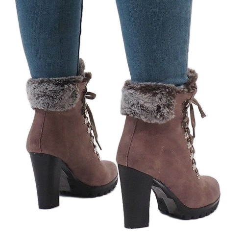 Boots kaki sur le poteau N50 vert 1 Boots kaki sur le poteau N50 vert 1