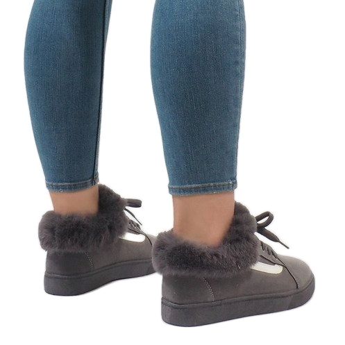 Bottes grises, baskets isolées FB-186 1