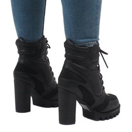 Vices Bottes noires sur le poteau 9132-1 1