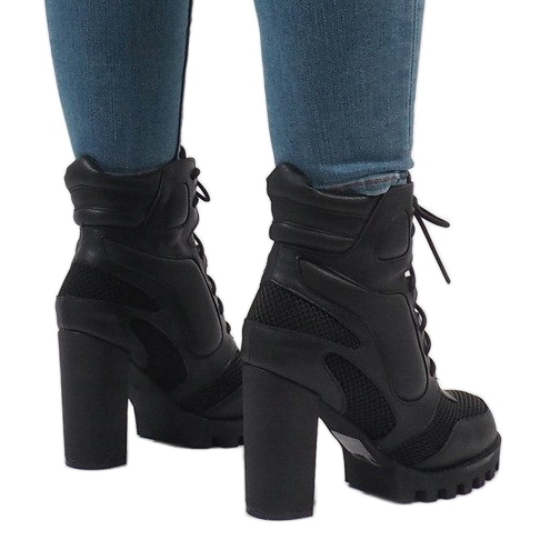 Vices Bottes noires sur le poteau 9132-1 le noir 1