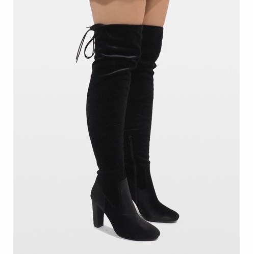 Bottes en velours noir sur le pilier E-4902 1