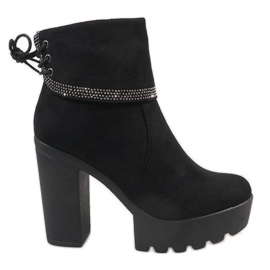 Bottes isolées noires S80 sur le poteau 1