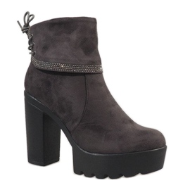 Bottes grises isolées sur le poteau S80 1 Bottes grises isolées sur le poteau S80 1