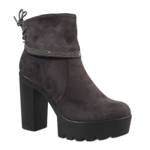 Bottes grises isolées sur le poteau S80 1