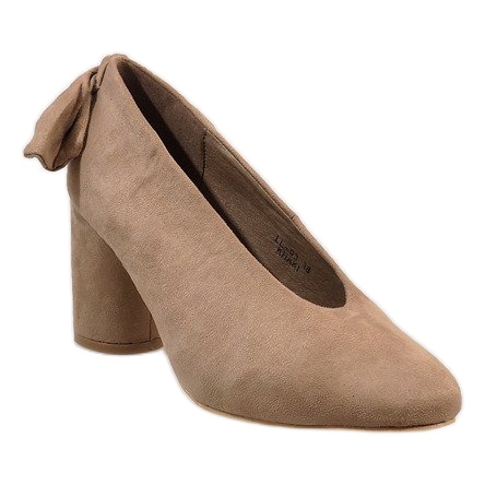 Escarpins en daim beige sur le montant LL-93P 1