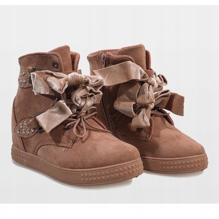 Baskets roses sur le compensé A-79 1