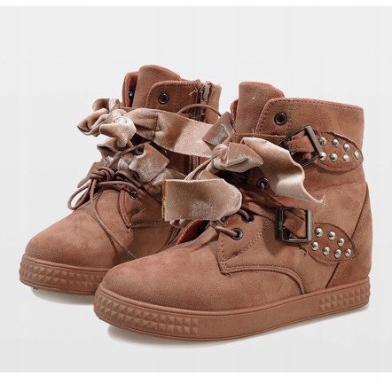 Baskets roses sur le compensé A-79 2