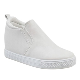 Baskets blanches sur le coin DD384-2 1