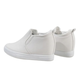 Baskets blanches sur le coin DD384-2 3