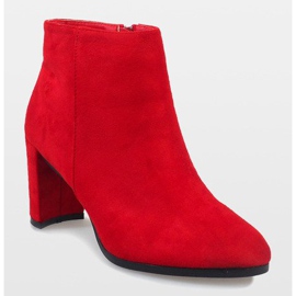 Bottines en daim rouge sur le poteau A6801 1
