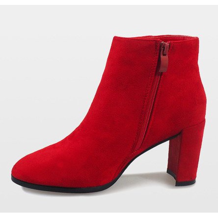Bottines en daim rouge sur le poteau A6801 2