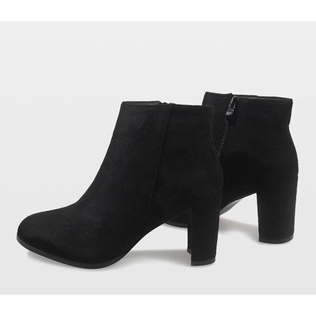 Bottines en daim noir sur le poteau A6801 2
