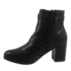 Bottines noires sur le poteau F819 1
