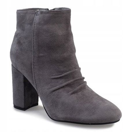 Bottines en daim gris sur le poteau 0M803 1