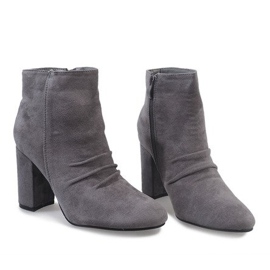 Bottines en daim gris sur le poteau 0M803 2
