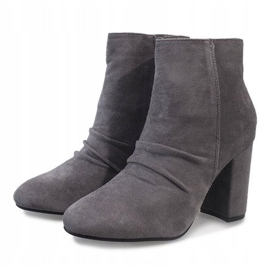 Bottines en daim gris sur le poteau 0M803 3