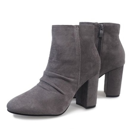 Bottines en daim gris sur le poteau 0M803 4