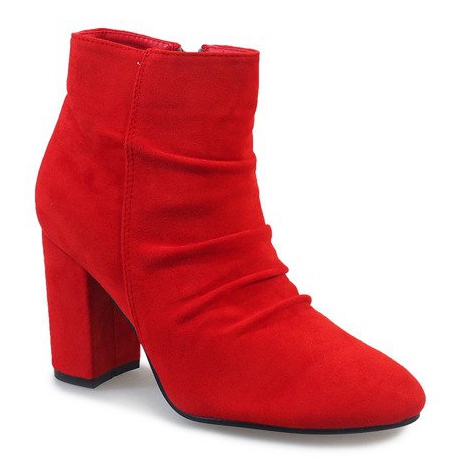 Bottines en daim rouge sur le poteau 0M803 1