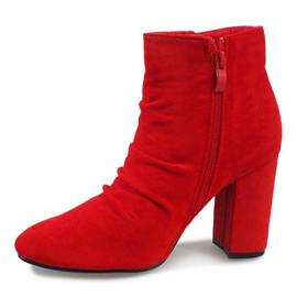 Bottines en daim rouge sur le poteau 0M803 2