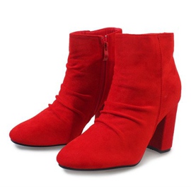 Bottines en daim rouge sur le poteau 0M803 3