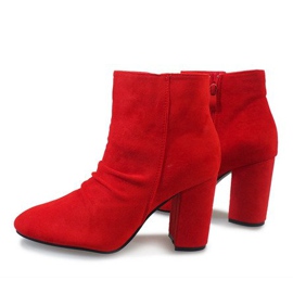 Bottines en daim rouge sur le poteau 0M803 4