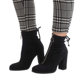 Bottines en daim noir sur le poteau C-7179 le noir 1
