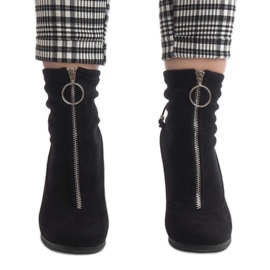 Bottines en daim noir sur le poteau C-7179 2