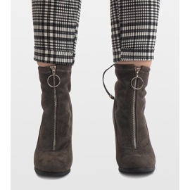 Bottines en daim vert sur le poteau C-7179 1