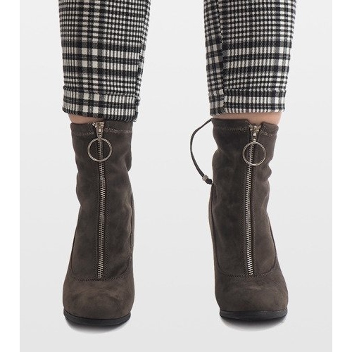 Bottines en daim vert sur le poteau C-7179 1