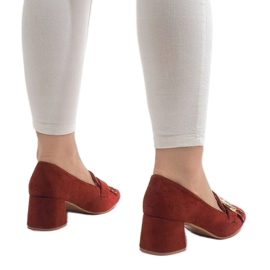 Escarpins en daim rouge sur le pilier X77 2