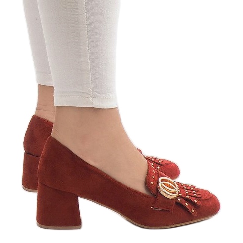 Escarpins en daim rouge sur le pilier X77 1