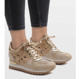 Baskets dorées sur le coin G-127 1