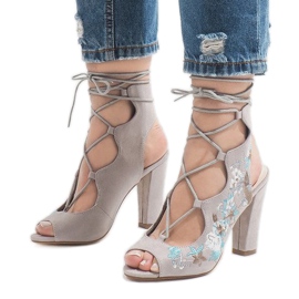 Bottes ouvertes grises sur le poteau 1610-223 1